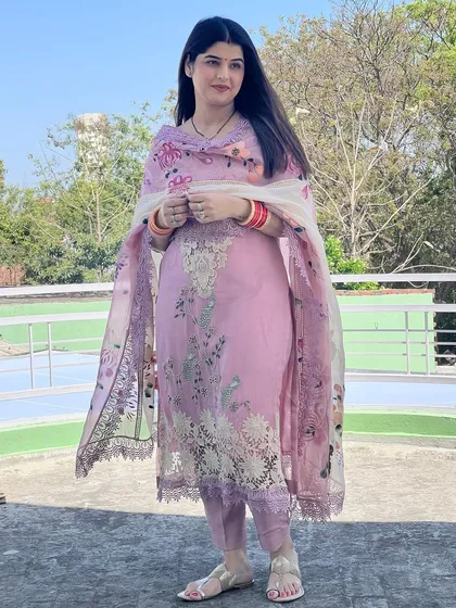 This is a classic festive look, featuring clean makeup that enhances natural beauty. The subtle definition on the eyes and the soft lip color work perfectly with the detailed embroidery of the suit, ensuring a sophisticated and put-together appearance.