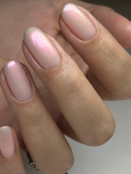 A delicate pink polish with a pearlescent sheen. This gives the nails a subtle, iridescent glow that is both elegant and on-trend.