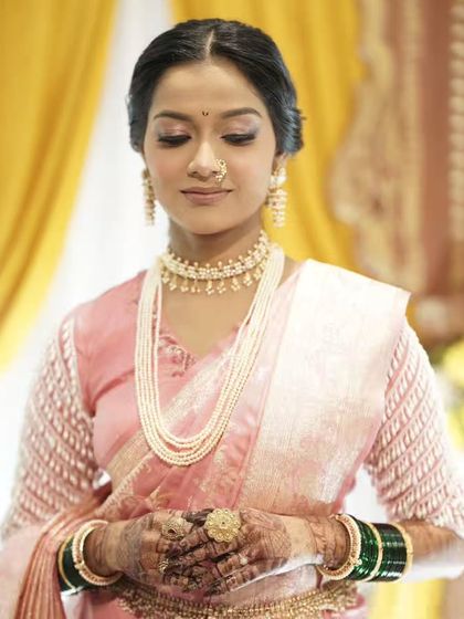 A graceful Maharashtrian bride with elegant and minimal mehandi, perfect for her traditional look.