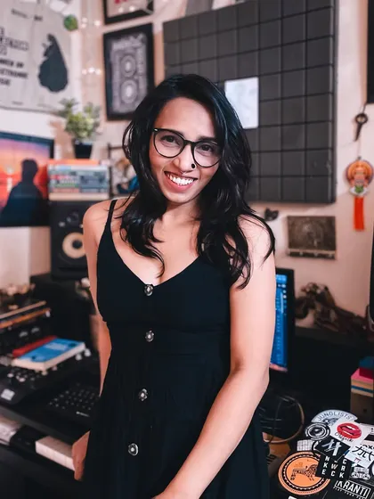 A smile in the studio. Despite the challenges, I'm filled with gratitude for this journey. This positive and encouraging energy is what I bring to every workshop, creating a supportive space for you to grow as an artist.
