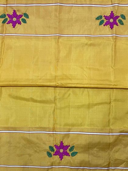 The body of the Kanjeevaram saree features smaller, delicate floral butis, connecting the heavily worked border and pallu. Each motif is placed with care to create a balanced and beautiful design.