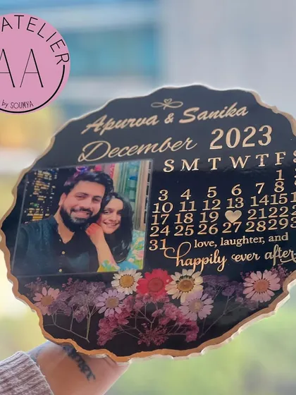 This custom resin frame is a perfect way to say "I love you". It captures a special moment in time, complete with a calendar and a personal quote.