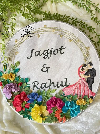 I love creating pieces that celebrate special moments. This engagement nameplate was a joy to make, combining the couple's names with a custom illustration and a garden of multi-colored 3D flowers, all framed by delicate golden details.