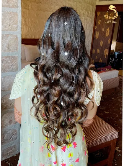 Sleek waves adorned with mirror details, a perfect hairstyle for a Haldi or Mehendi.