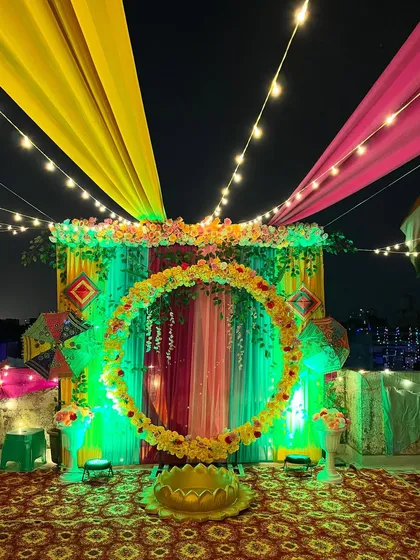 A close-up of the stunning floral ring and multi-colored backdrop.