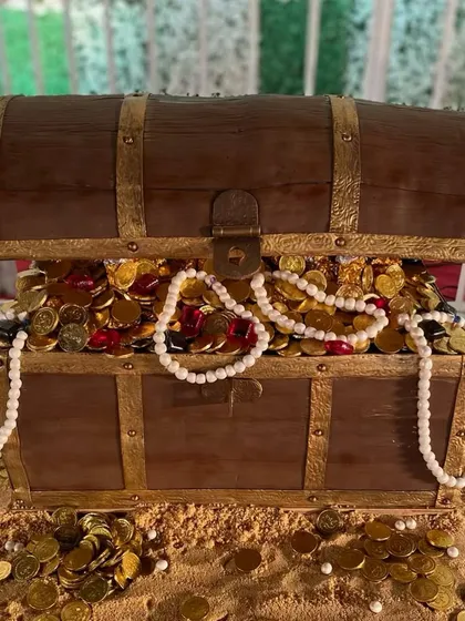 This edible treasure chest was one of my biggest and most exciting challenges! Every single detail, from the chest to the gold coins and pearls, is completely handmade and ready to be devoured.