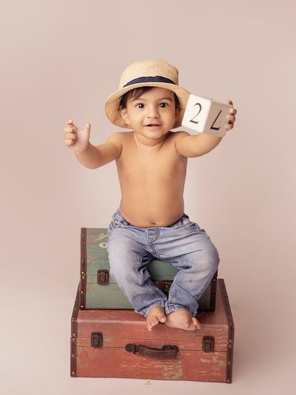 This little traveler is ready for his next adventure. Using vintage suitcases as a prop adds a timeless and classic feel to this simple and sweet toddler portrait.