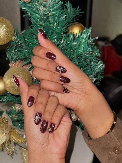 A full view of this festive and elegant Christmas manicure.