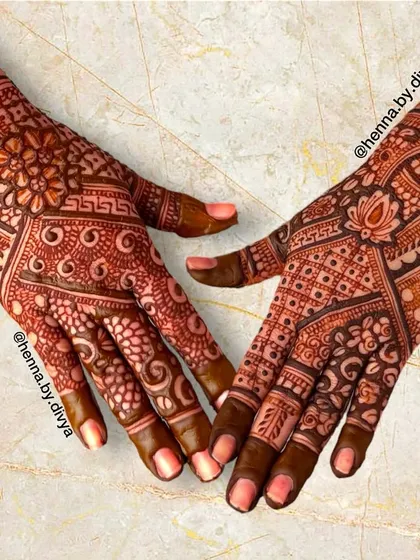 A full back-hand design rich with traditional elements. This pattern includes peacocks, lotuses, and intricate jaali (net) work, perfect for the sister of the bride or groom.