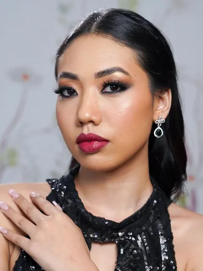 This is the final touch that completes any glamorous look. Notice how the full, fluttery lashes open up the eyes, adding drama and definition without looking heavy. This is perfect for special events or when you just want to feel extra radiant.