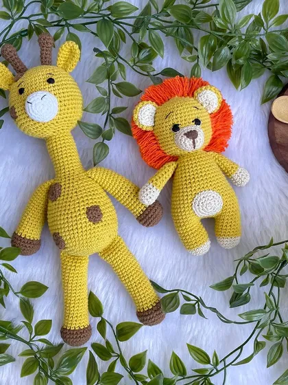 A friendly duo of a giraffe and a lion. These two best friends are perfect for jungle-themed nurseries and imaginative play.