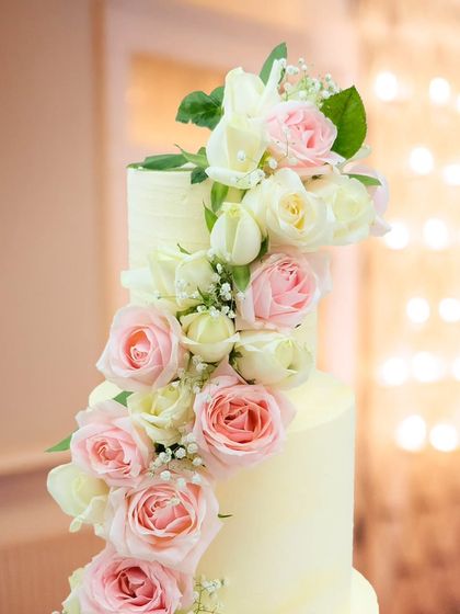 Neeth Medappa - Luxury Wedding & Engagement Cakes Handcrafted Floral Artistry photo 8