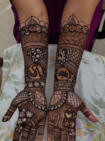 Classic Bridal Mehandi for Hands photo 13