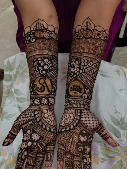The full view of the initial mehandi, showing a lotus on the other hand for a balanced and symbolic design.