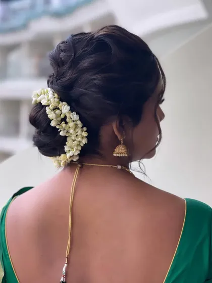 A close-up of the mogra-wrapped bun, a classic and elegant choice for any traditional event.