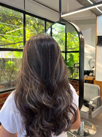 From the side, you can see how the subtle highlights frame the face and add depth to the overall look without being obvious.