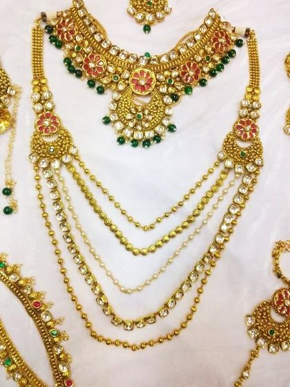 This is the full bridal set she rented. It includes a choker, a multi-layered pearl and gold haar, hathphool, and other matching pieces for a cohesive look.