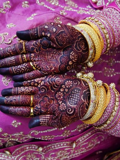 Afra's final bridal look. The deep, dark stain on her hands looks absolutely regal with her purple and gold outfit.