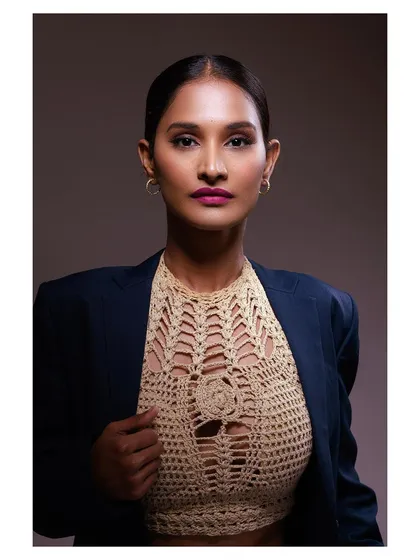 A direct and powerful portrait, perfect for a corporate or high-fashion brand.