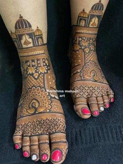 This feet design features palace architecture, creating a unique and regal look. The intricate details and symmetrical layout make it a perfect match for a traditional bridal hand mehendi.