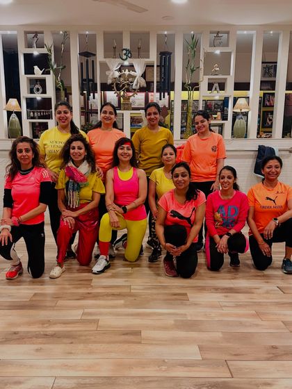 Another happy group shot from our 80s workshop. The smiles on everyone's faces show just how much fun we had. Building a strong and supportive community is at the heart of what I do.