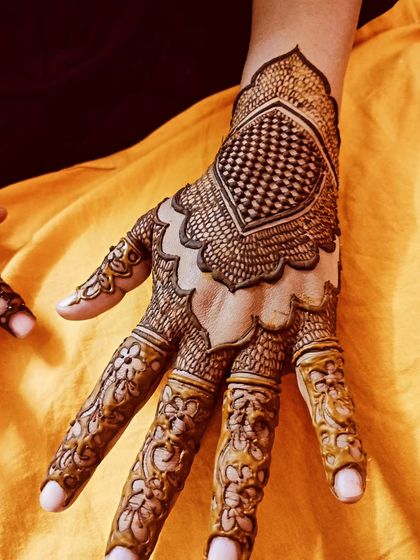 A stunning geometric design with intricate finger details, perfect for Eid.