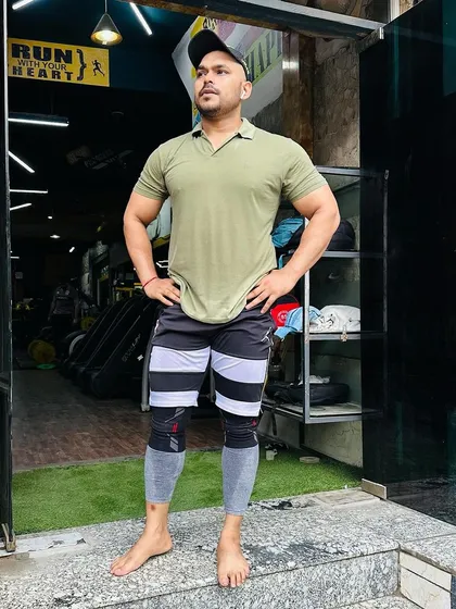 Another post-workout photo. I'm wearing knee sleeves, which I often use for leg days to provide support and warmth to the joints.