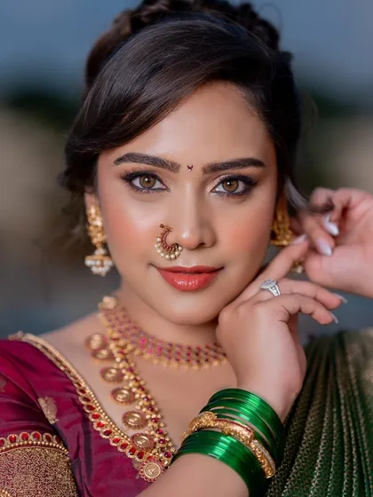I loved creating this beautiful Marathi bridal look. The focus was on her expressive eyes and glowing skin, complemented by the traditional nose ring and jewelry, resulting in a look that is both authentic and breathtaking.