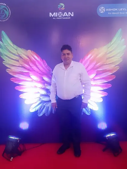 Posing at the Misan and Ashok Leyland corporate event. I always make sure to be a professional representative of the brands I work with.