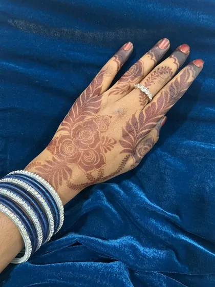 A simple yet elegant Eid henna design with a beautiful, matured stain. The bold floral and leaf pattern stands out against the skin.