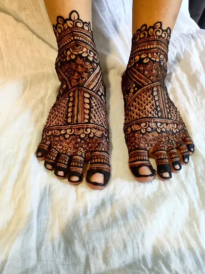 A clear, top-down view of the intricate bridal feet, showcasing the perfect symmetry.