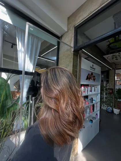 A side view that shows how the highlights are concentrated towards the ends, which is key for a low-maintenance grow-out.