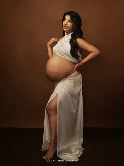 I believe in celebrating the beautiful form of motherhood. Using elegant silk drapes and artistic lighting, I sculpt portraits that are both powerful and graceful, showcasing your confidence and the miracle you carry.