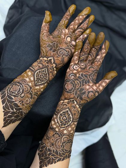 A beautiful bridal design with paisley motifs on the back of the hands.