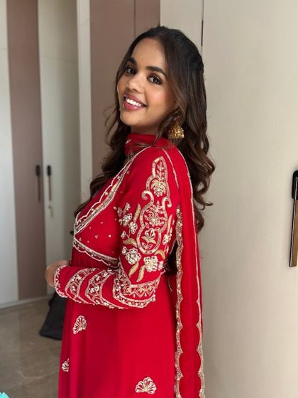 This look is all about fresh, happy vibes. I created a simple glam look with glossy lips, nude tones, and glowing skin, perfect for a pre-wedding event.