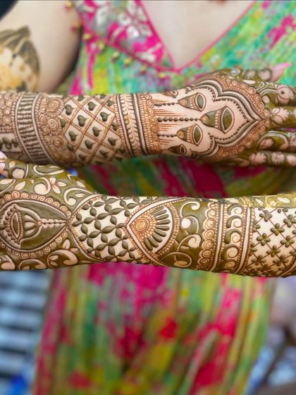 A stunning design with faces and figures, perfect for a bride who wants her mehandi to tell a story.