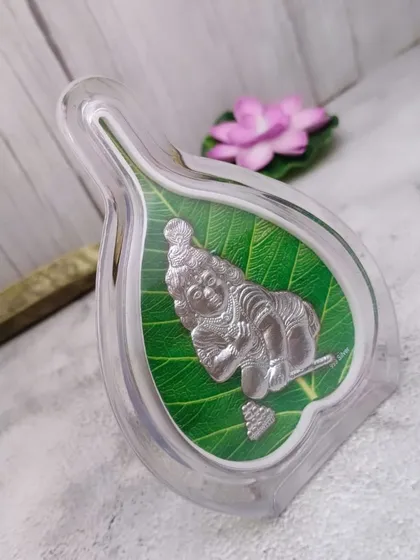Is paan ke patte wale frame mein bhi Ganesha ji virajman hain, iska design thoda alag hai.