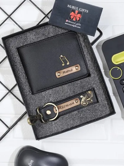 This classic black leather set includes a wallet with a music note charm and a keychain with a guitar charm, ideal for a music lover.