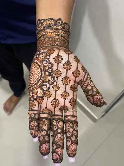 A unique design for the back of the hand, with a large floral net pattern and a beautiful cuff.