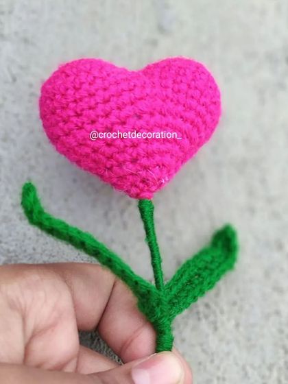 A single pink heart-shaped flower stick, a sweet and simple addition to any gift.