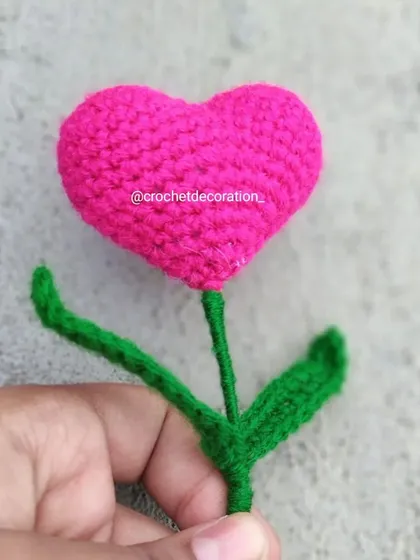 A single pink heart-shaped flower stick, a sweet and simple addition to any gift.