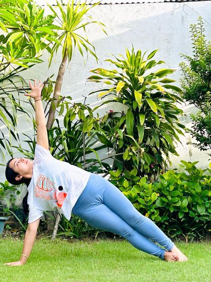 Finding strength and length in Vasisthasana (Side Plank) outdoors. The fresh air and natural surroundings enhance the feeling of vitality and connection.