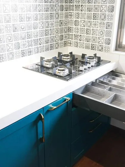 This stainless steel cutlery insert keeps spoons, forks, and knives perfectly organized. It's a simple but essential detail for maintaining a tidy and functional kitchen drawer system.