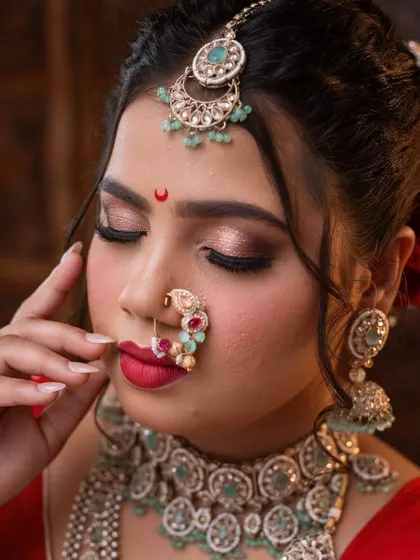 The focus here is on the shimmering eye makeup and perfectly blended base for this Maharashtrian bridal demo.