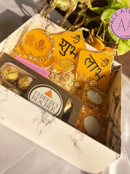 My classic yellow Diwali hamper, radiating warmth and happiness. This ready-to-ship set is a complete gifting solution, combining handmade resin art with delicious Ferrero Rocher chocolates.