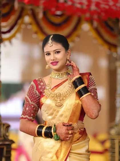 This bride chose a beautiful antique gold-finish choker and haram set for her Muhurtham. The matching waist belt and bangles complete this classic wedding look.
