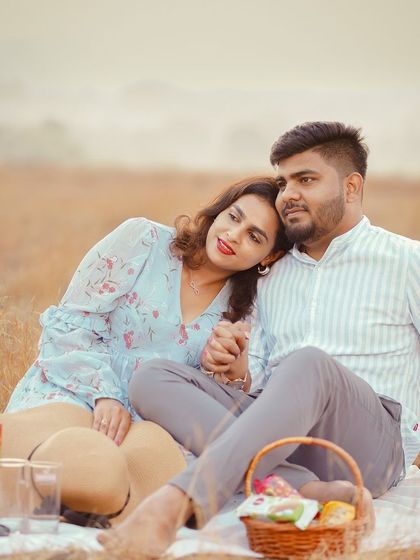 A relaxed and romantic moment from the picnic setup. The props add a lovely detail, but the focus is always on the couple's connection.