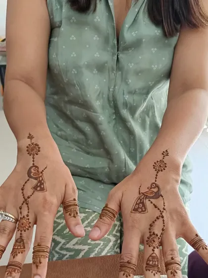 A simple yet charming design featuring a bird and a jhumka (earring) motif. This is a creative and light pattern for any celebration.