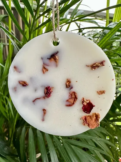 A rose-scented wax tablet with dried rose petals, perfect for keeping your wardrobe smelling divine.