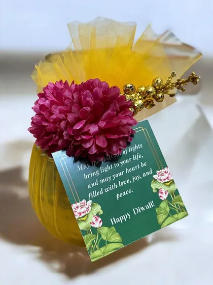 A small gift with a big impact. This beautifully wrapped jar candle comes with a personalized 'Happy Diwali' card, making it a sweet and simple gesture for the festival of lights.